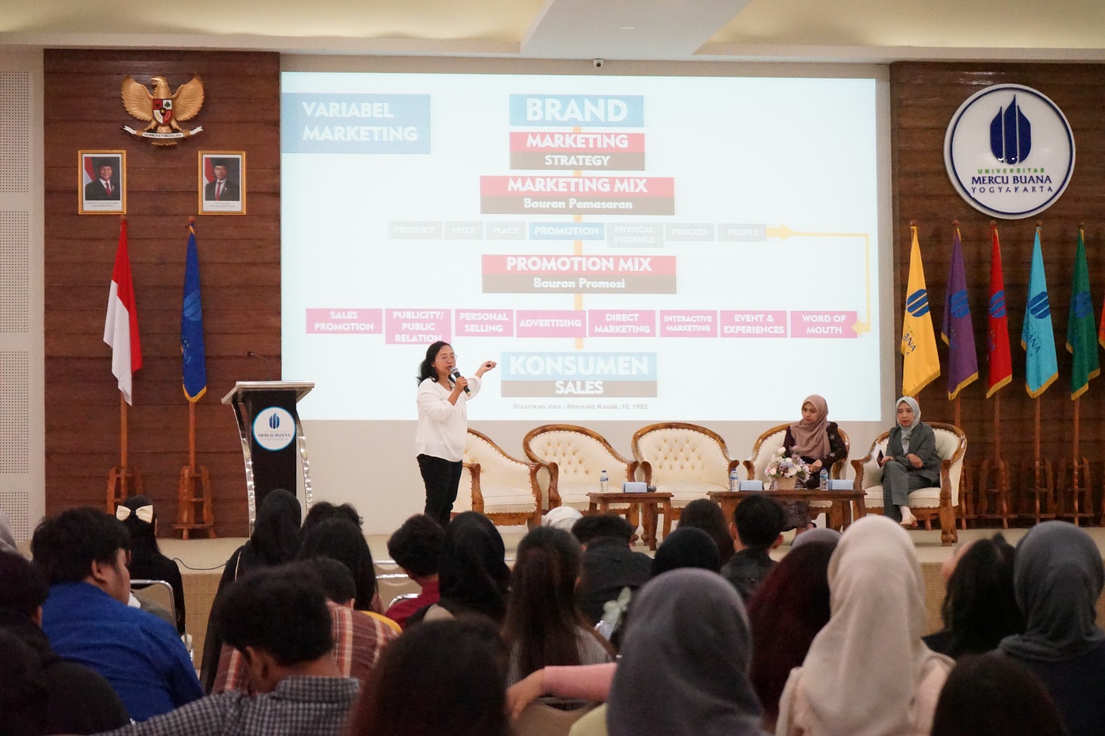 Margareta Wulandari (UMBY) menyampaikan materi 